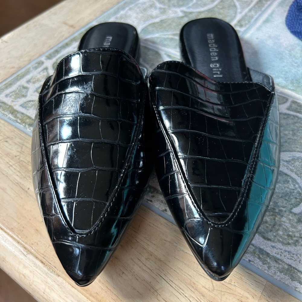 MADDEN GIRL Womens Black Crocodile Padded Grandie Slip On Mules
